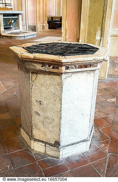 Der Brunnen des so genannten Hauses des Heiligen Alexis in der Basilika der Heiligen Bonifacio und Alexis auf dem Aventin - Rom  Italien.
