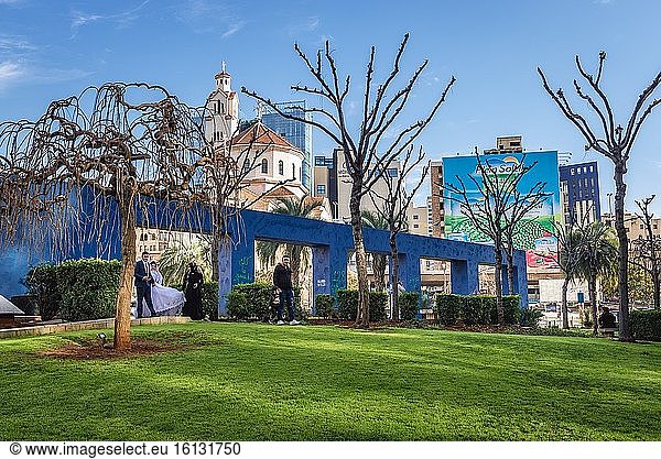 Der Charles-Debbas-Park und die Kathedrale des Heiligen Elias und des Heiligen Gregor des Erleuchters der armenisch-katholischen Kirche im Zentrum von Beirut  Libanon.