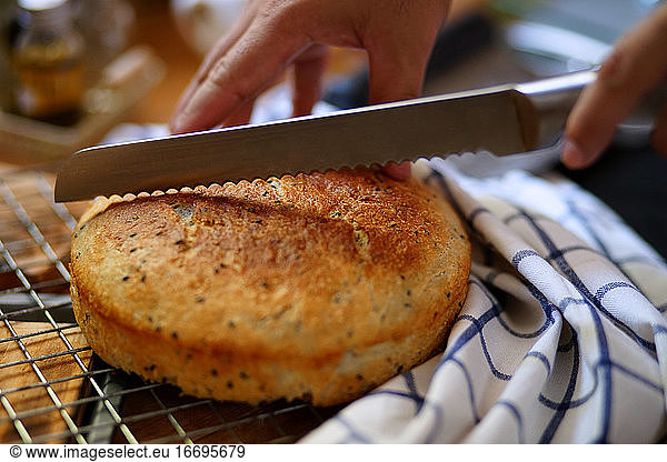 Der Chefkoch schneidet das Brot