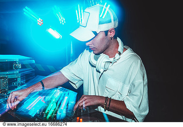 Der DJ mischt den Track in einem Nachtclub auf einer Party