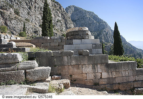Der Dreifuß von Palatae  Delphi  Griechenland. Künstler: Samuel Magal