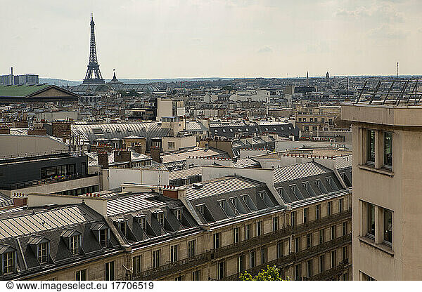 Der Eiffelturm überragt das Stadtbild von Paris; Paris  Frankreich
