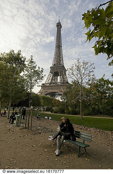 Der Eiffelturm in Paris  Frankreich; Paris  Frankreich