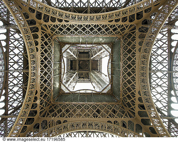 Der Eiffelturm in Paris von unten