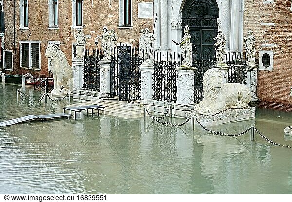 Der Eingang des Arsenale bei Hochwasser (Acqua Alta). Stadtviertel Castello. Venedig. Italien.