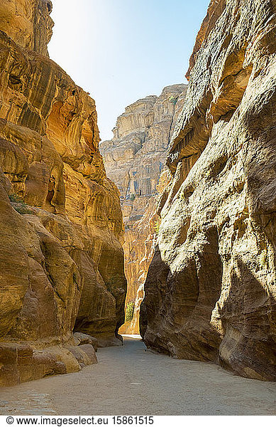 Der Eingang des Siq-Slot-Canyons zum Archäologischen Park von Petra  Jordanien