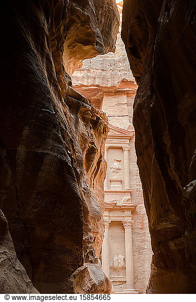 Der erste Blick auf Petra in der Schlucht