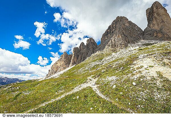 Der erste der drei Gipfel  Cima Piccola (2857 m)  von der Basis aus gesehen