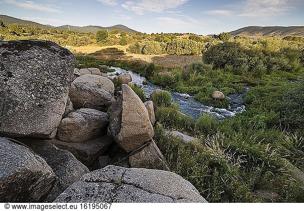 Der Fluss Alberche und die Sierra de Gredos im Hintergrund  an einem Sommermorgen. Cebreros. Avila. Spanien. Europa.