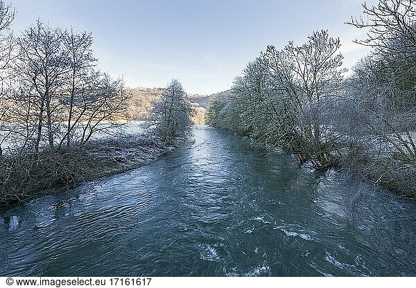Der Fluss Exe an einem frostigen Wintermorgen von der Halfpenny Bridge im Exe-Tal bei Bampton  Devon  England  aus gesehen.