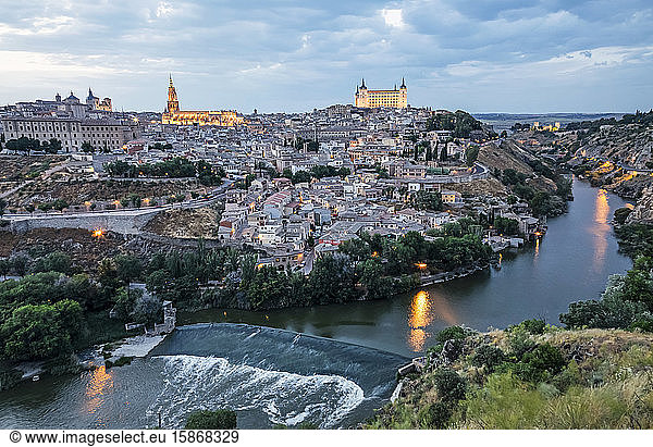 Der Fluss Tajo fließt durch diese kaiserliche Stadt  Unesco-Weltkulturerbe; Toledo  Spanien