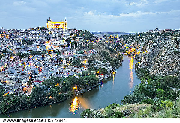 Der Fluss Tajo fließt in der Abenddämmerung durch die Kaiserstadt Toledo; Toledo  Spanien