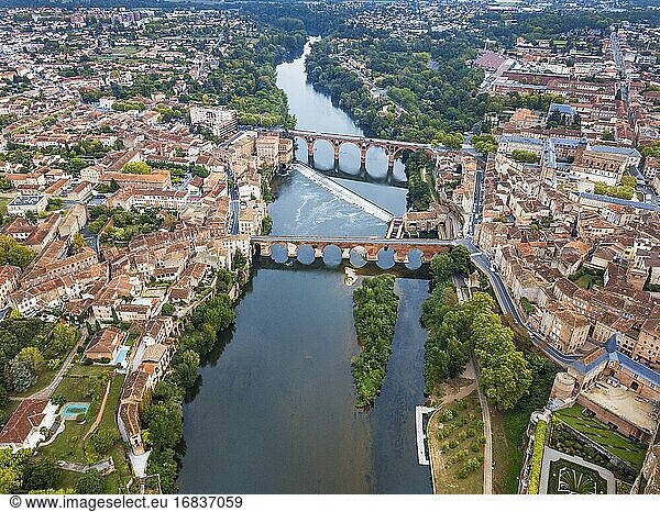 Der Fluss Tarn durchquert die Stadt Albi. Brücke Pont Vieux und die Kirche Notre Dame du Breuil im Dorf Tarn  Occitanie Midi Pyrenees Frankreich.