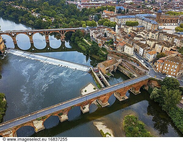 Der Fluss Tarn durchquert die Stadt Albi. Brücke Pont Vieux und die Kirche Notre Dame du Breuil im Dorf Tarn  Occitanie Midi Pyrenees Frankreich.