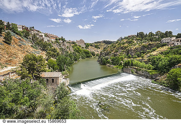 Der Fluss Tejo fließt durch die Kaiserstadt Toledo  Unesco-Weltkulturerbe; Toledo  Spanien