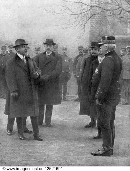 Der französische Präsident Raymond Poincare trifft General Joseph Joffre  1914. Künstler: Unbekannt