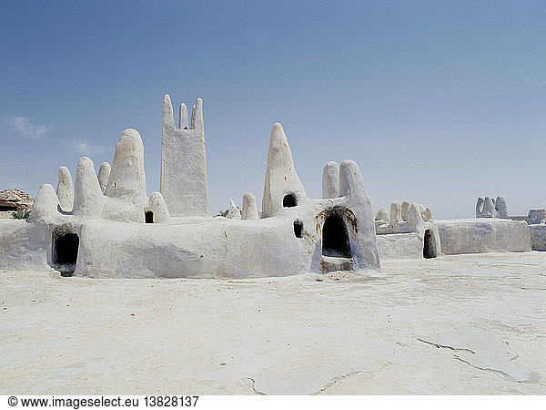 Der Friedhof von Melita  einer der fünf Städte des Mzab-Tals. Die Pentapolis des Mzab in der nördlichen Sahara beherbergt die Nachkommen der Berberrebellen des achten Jahrhunderts  der Kharijiten. Algerien. Berber. Alte Berber (Ibadi-Stamm).