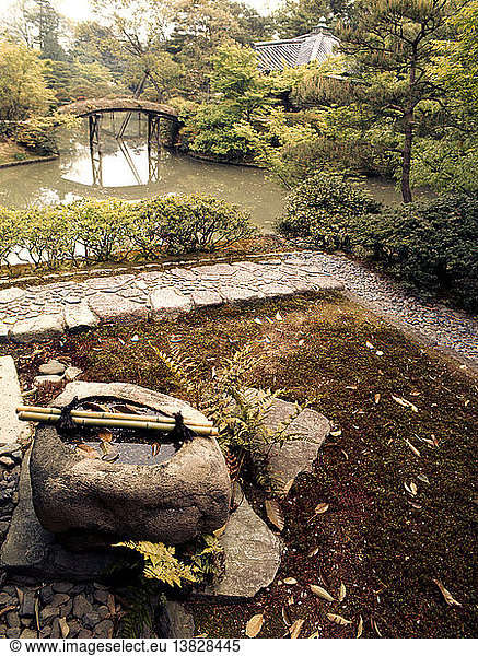 Der Garten der kaiserlichen Villa Katsura  mit Teich  Brücke  Landeplatz und Waschplatz mit Bambusbehälter. Japan. 1590. Kyoto.