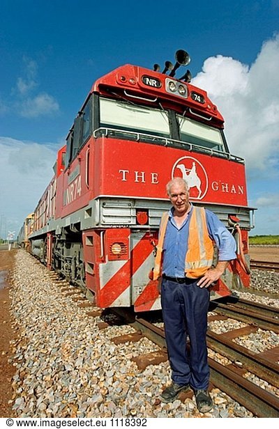 Der Ghan-Treiber von der Engine (Zug von Darwin nach Adelaide Australien zusammen eine 3000 km Eisenbahn). Abfahrtsbahnhof. Darwin. Nordterritorium. Australien