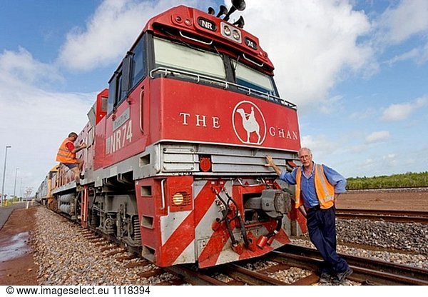 Der Ghan-Treiber von der Engine (Zug von Darwin nach Adelaide Australien zusammen eine 3000 km Eisenbahn). Abfahrtsbahnhof. Darwin. Nordterritorium. Australien