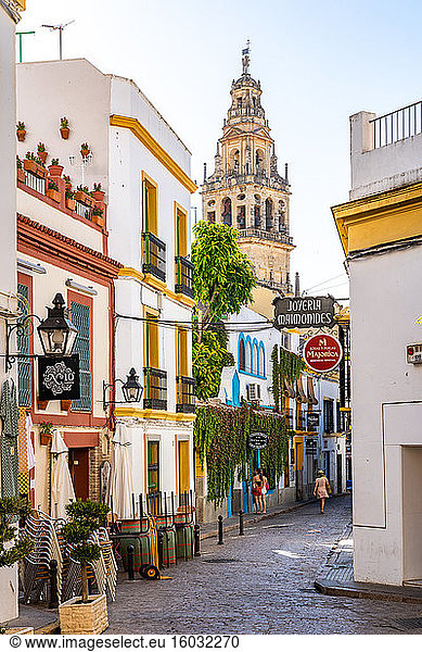 Der Glockenturm der Kathedrale der Moschee von Córdoba durch eine typisch andalusische Straße gesehen  Córdoba  Andalusien  Spanien  Europa