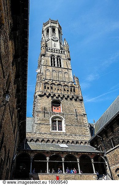 Der Glockenturm von Brügge  auch Belfort genannt  ist ein mittelalterlicher Glockenturm im historischen Zentrum von Brügge  Belgien.