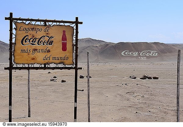 Der größte Coca Cola Schriftzug der Welt  aus alten Flaschen gemacht  bei Arica  Region Arica y Parinacota  Chile  Südamerika