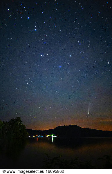 Der Große Wagen dominiert den Himmel  während der Komet Neowise darunter zu sehen ist