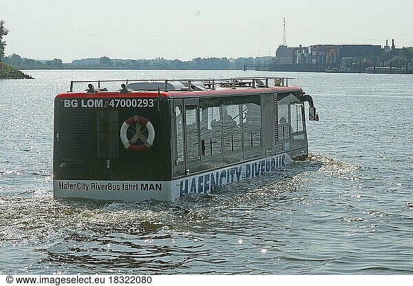 Der Hafencity RiverBus  eine Kombination aus Reisebus und Passagierschiff  taucht auf seiner Stadtrundfahrt in die Elbe ein und schwimmt auf dem Wasser. Der Riverbus ist ein Amphibienfahrzeug  das eine Stadtrundfahrt mit einer Hafenrundfahrt verbindet. Hamburg  Deutschland  Europa