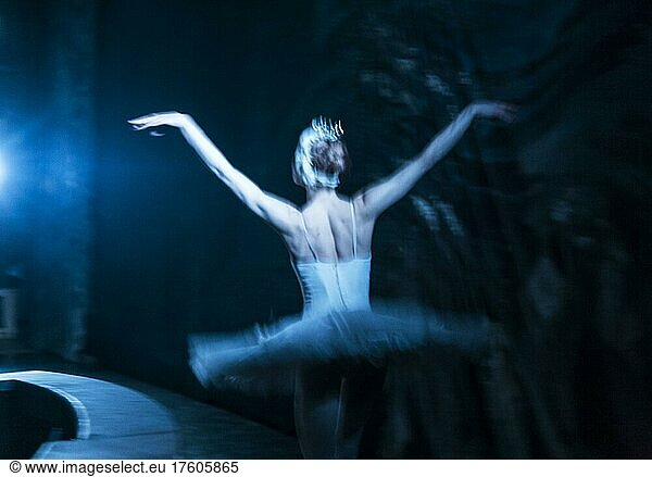 Der Haupttänzer des Balletts fliegt auf der Bühne während der Aufführung von Tschaikowskis Schwanensee in St. Petersburg  Russland  Osteuropa  Europa