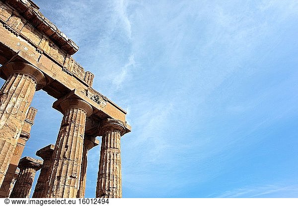 Der Hera-Tempel  Tempio di Giunone  wurde zwischen 470 und 450 v. Chr. erbaut. Der Tempel gehört zu den archäologischen Stätten von Selinunte. Selinunte ist eine der größten archäologischen Stätten in Europa. Selinunte  Castelvetrano  Sizilien.