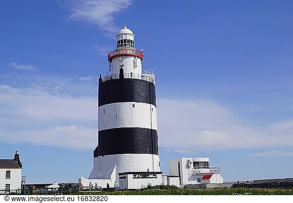 Der Hook-Leuchtturm ist ein Gebäude auf dem Hook Head an der Spitze der Hook-Halbinsel in der Grafschaft Wexford  Irland. Er ist einer der ältesten Leuchttürme der Welt.