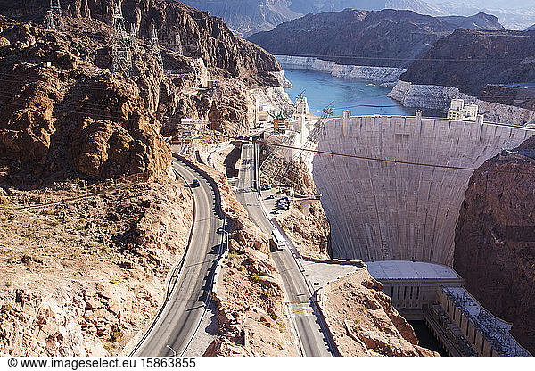 Der Hoover-Damm und das Wasserkraftwerk am Lake Mead  das nach einer vierjährigen Dürre auf sehr niedrigem Niveau liegt