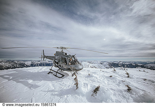 Der Hubschrauber landete auf einem verschneiten Bergrücken vor Christus in Kanada.