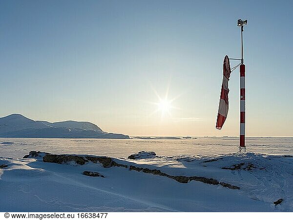 Der Hubschrauberlandeplatz. Im Winter ist der Hubschrauber die einzige Verbindung zum Rest von Grönland. Das traditionelle Dorf Kullorsuaq am Ufer der Melville Bay  einem Teil der Baffin Bay  im hohen Norden Grönlands.