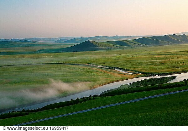 Der Hulunbuir-Prärie-Fluss am Morgen