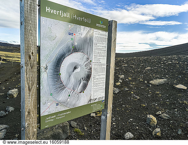 Der Hverfjall-Krater  ein Tephra-Kegel oder Tuff-Ring-Vulkan in Nordisland. Der Krater hat einen Durchmesser von etwa 1 Kilometer; Skutustadahreppur  nordöstliche Region  Island