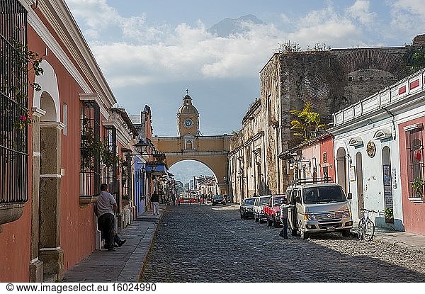 Der im 17. Jahrhundert erbaute Santa-Catalina-Bogen ist eines der markantesten Wahrzeichen von Antigua Guatemala  Guatemala.
