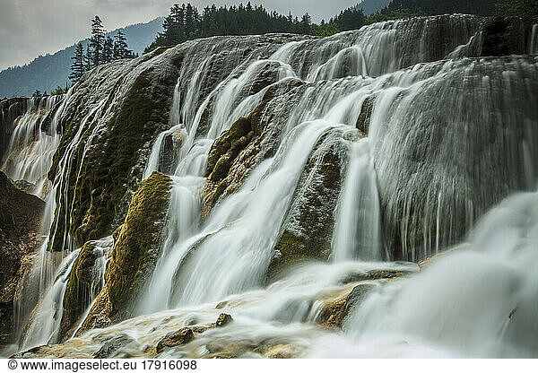 Der Jiuzhaigou-Wasserfall  ein Wasserfall in einem Nationalpark  der zum Weltkulturerbe der Unesco gehört  stürzt über Felsen.