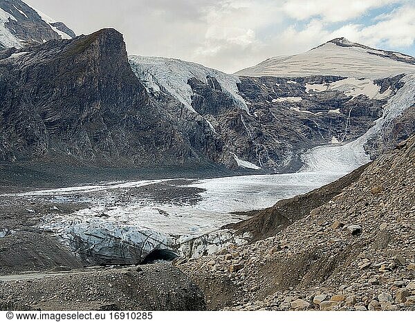 Der Johannisberg und der Gletscher Pasterze am Großglockner  der aufgrund der globalen Erwärmung extrem schnell schmilzt. Europa  Österreich  Kärnten.