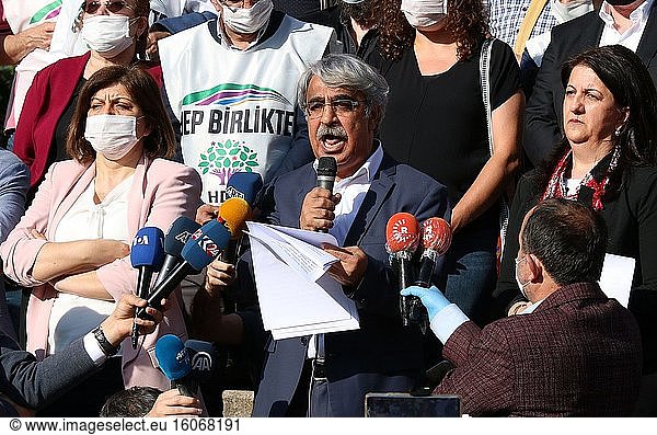Der Ko-Vorsitzende der pro-kurdischen Demokratischen Volkspartei (HDP)  Pervin Buldan (r.)  hört zu  wie Mithat Sancar (l.) nach dem Marsch für Demokratie   der am 15. Juni in Edirne und Hakkari begann und am 20. Juni 2020 mit einer Pressemitteilung im Parlamentspark in Ankara  Türkei  endete  zu den Anhängern im Parlamentspark spricht. - Die pro-kurdische Partei der Türkei hat am letzten Tag ihres von der HDP organisierten Marsches für die Demokratie auf einer Kundgebung in Ankara weitere Proteste angekündigt  nachdem zwei ihrer Abgeordneten und ein Abgeordneter der säkularen Republikanischen Volkspartei (CHP) am 4. Juni aus dem Parlament ausgeschlossen worden waren. Die Proteste begannen am 15. Juni mit zwei Kundgebungen im Nordwesten und Südosten der Türkei und wurden im Laufe der Woche durch Demonstrationen in Istanbul und anderen Städten ergänzt. Der Protest wurde von der HDP organisiert  nachdem zwei ihrer Abgeordneten und ein Abgeordneter der säkularen Republikanischen Volkspartei (CHP) am 4. Juni aus dem Parlament ausgeschlossen worden waren.