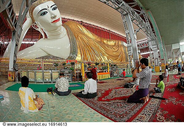 Der liegende Buddha der Chaukhtatgyi-Pagode mit Gebeten  Yangon  Myanmar (Birma)