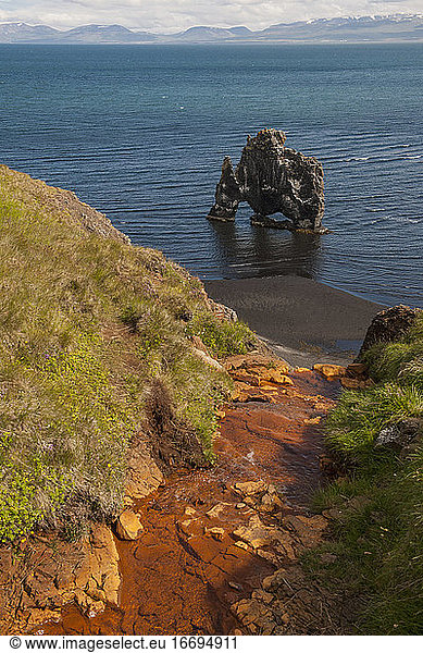 der majestätische Meeresstapel Hvítserkur im Norden Islands
