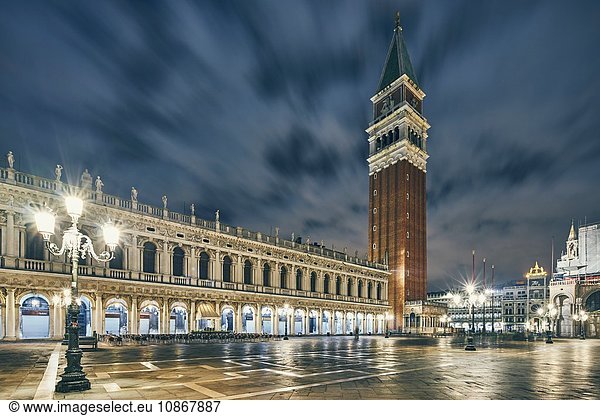 Der Markus-Campanile und die Biblioteca Nazionale Marciana bei Nacht  Venedig  Italien