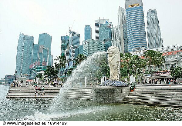 Der Merlion-Brunnen im Hintergrund von Wolkenkratzern und Touristen  Singapur