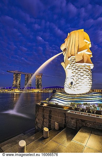 Der Merlion-Brunnen und die Skyline der Innenstadt bei Nacht  Singapur  Republik Singapur.