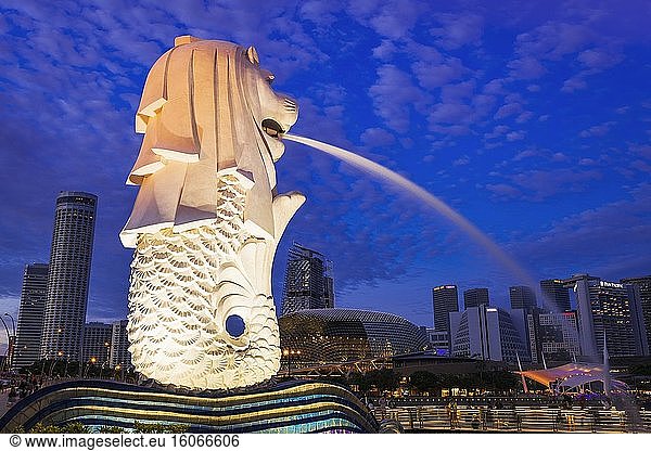 Der Merlion-Brunnen und die Skyline der Innenstadt bei Nacht  Singapur  Republik Singapur.