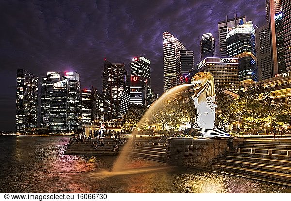 Der Merlion-Brunnen und die Skyline der Innenstadt bei Nacht  Singapur  Republik Singapur.