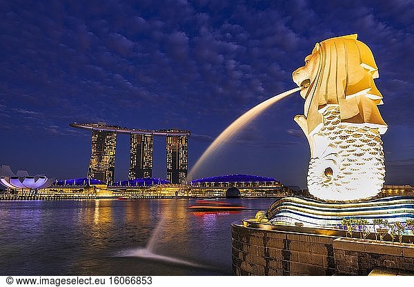 Der Merlion-Brunnen und die Skyline der Innenstadt bei Nacht  Singapur  Republik Singapur.