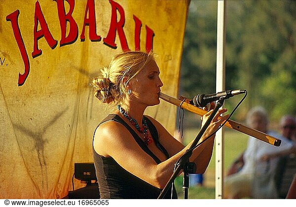 Der Musiker Rene Bradshaw (früher bei Jabaru) tritt im Jahr 2000 auf dem Mindil Beach Night Market in Darwin  Northern Territory  Australien  auf.